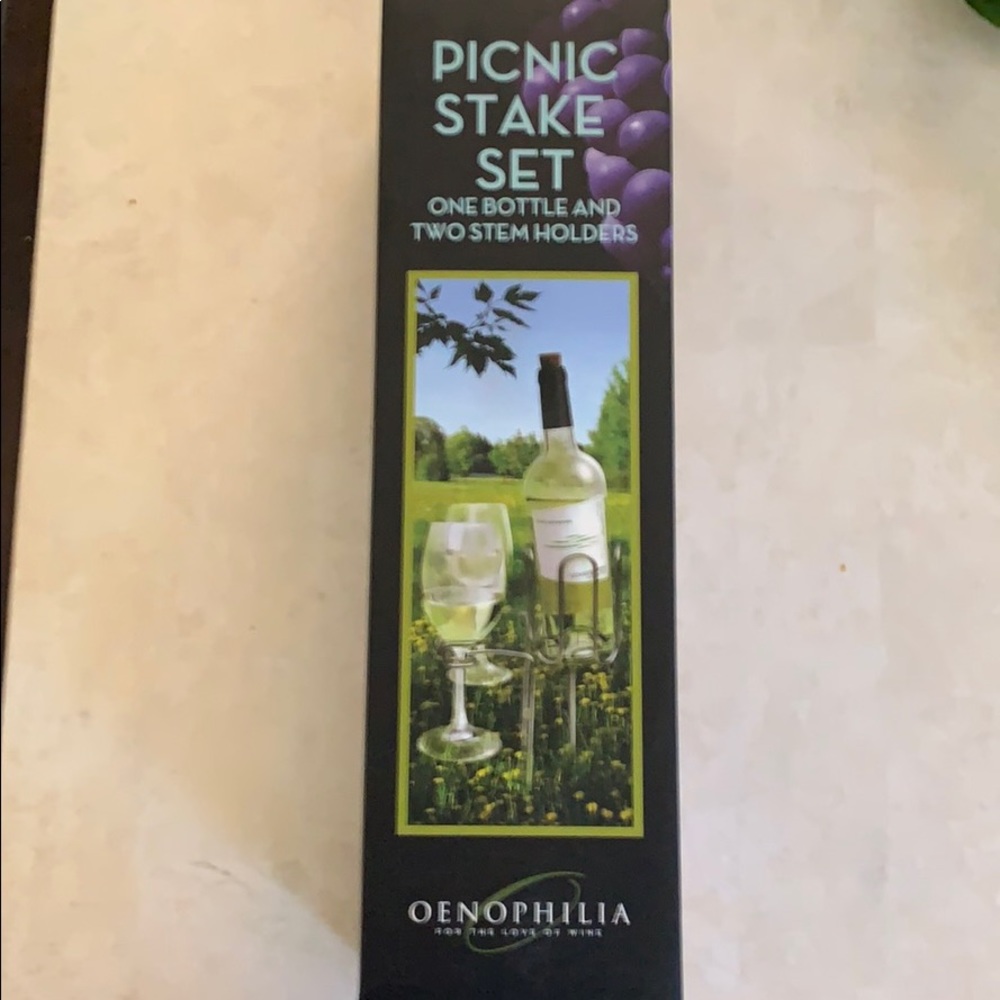 NWT Wine bottle and 2 wine glasses stakes